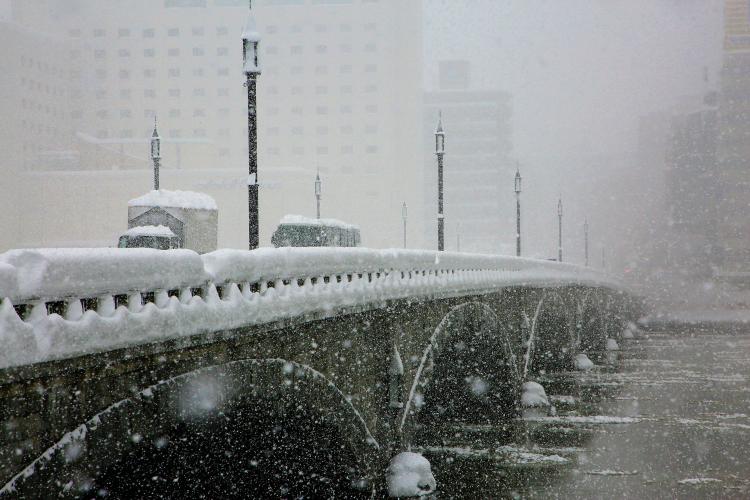 雪の萬代橋