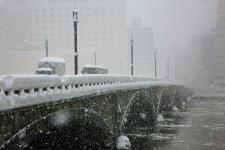 雪の萬代橋